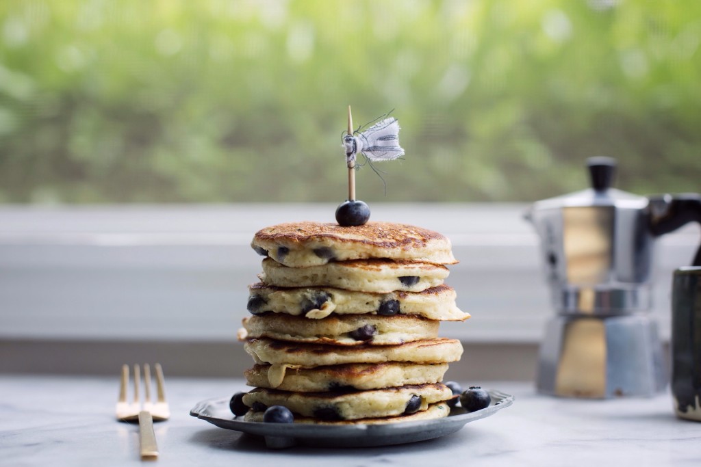 blueberry buttermilk pancakes // www.ohhoneybakes.com